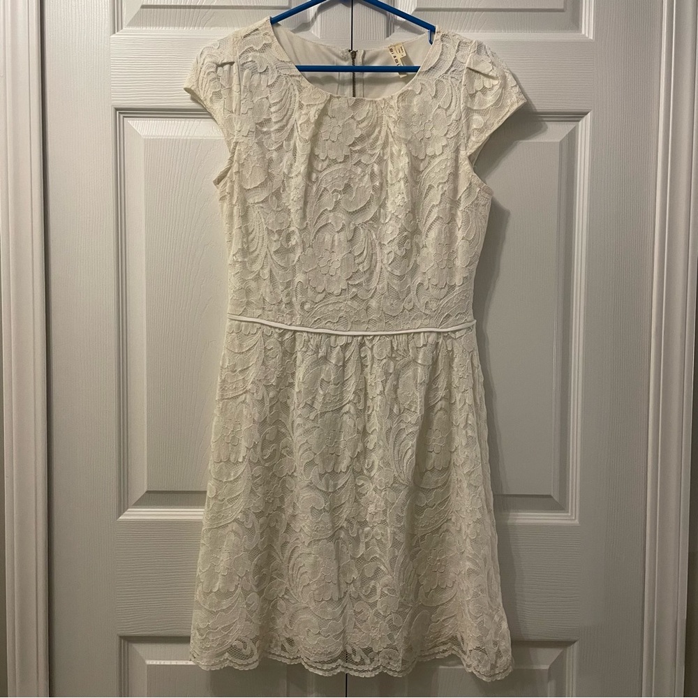 Ivory white women’s lace dress. Size large.